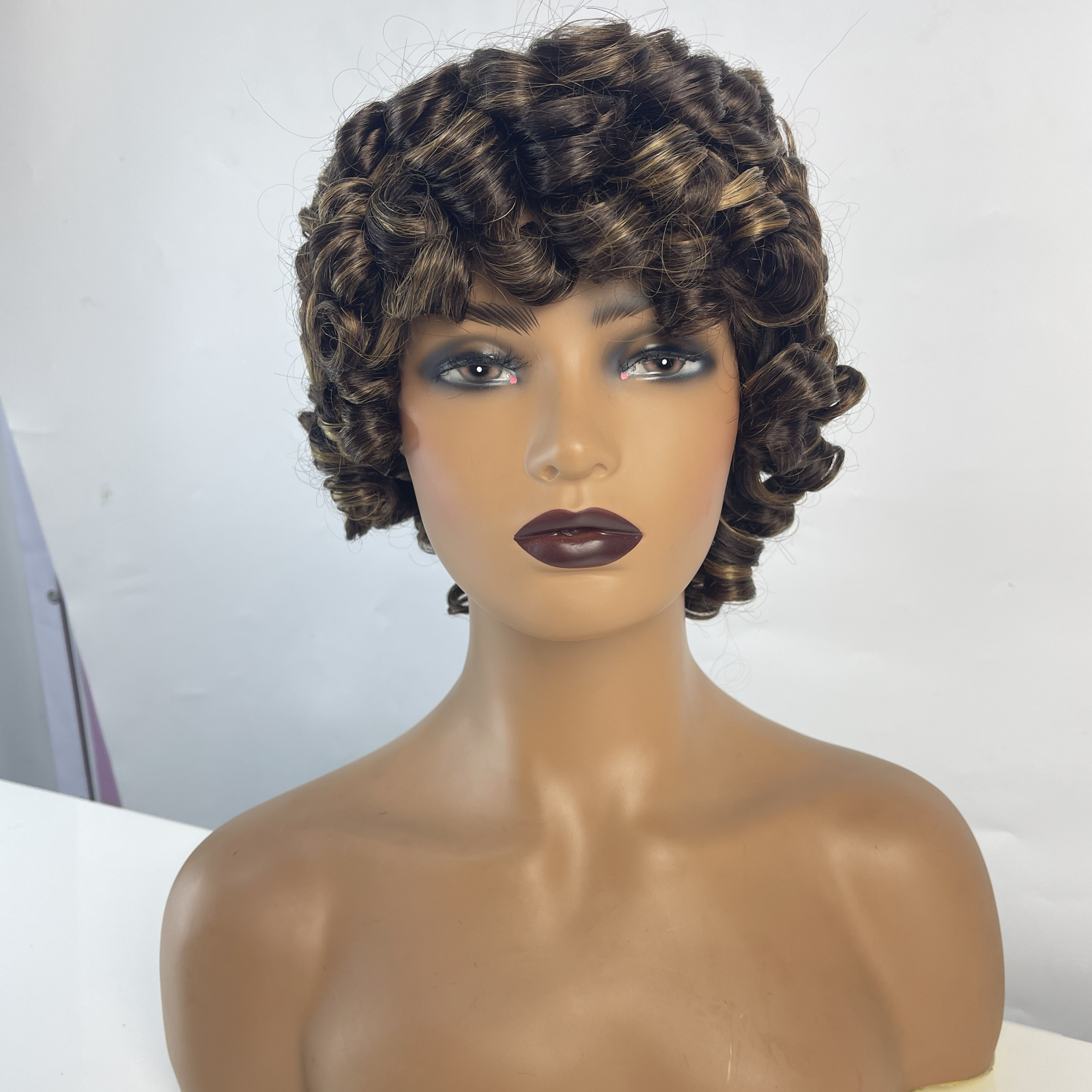 Peluca de cabello humano afro rizado con flequillo Virgen brasileña Cambia de cabello humano rizado corto para mujeres negras
