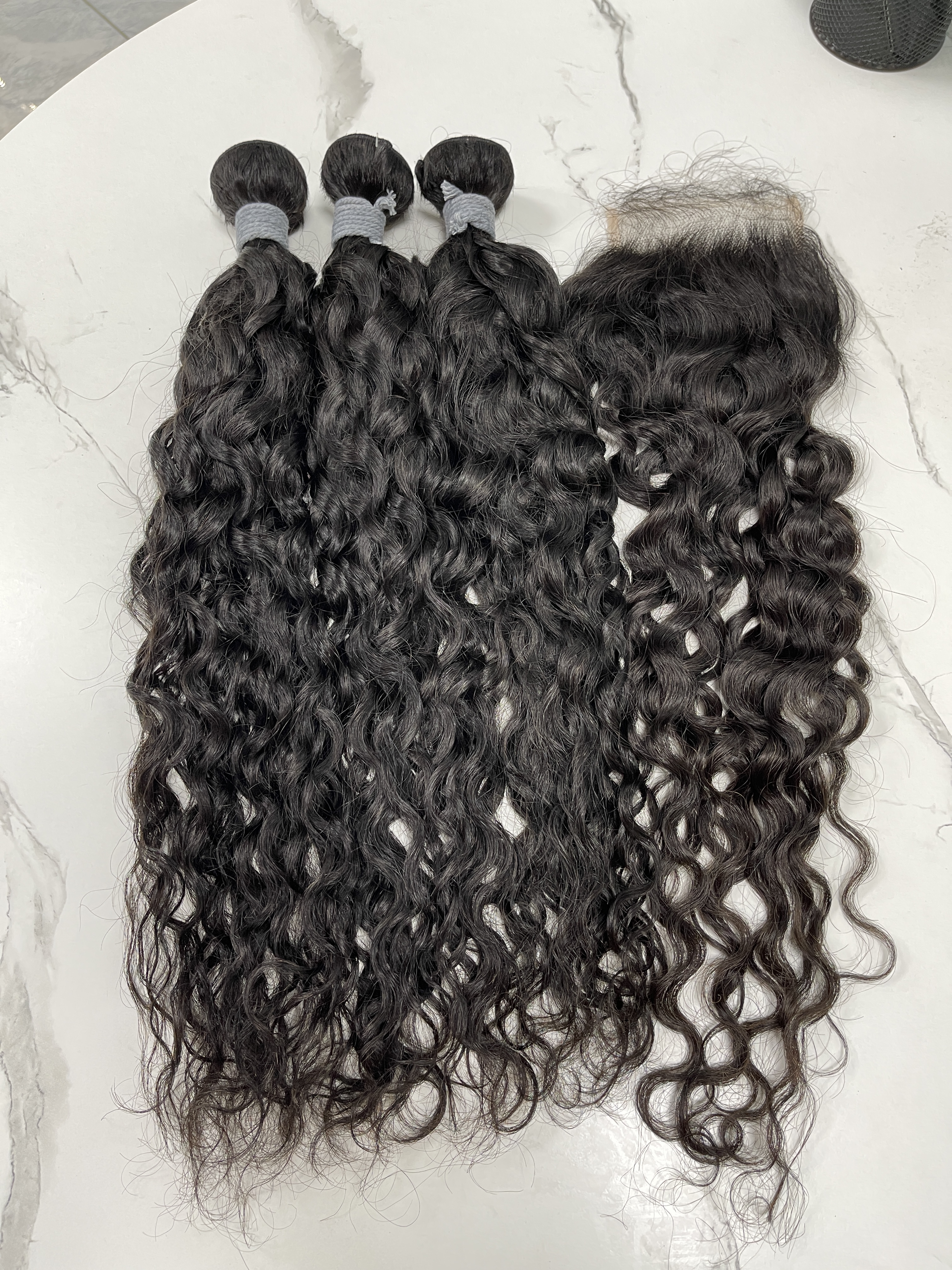 Cierre de encaje de ondas acuáticas sin procesar con paquetes de cabello humano color negro natural